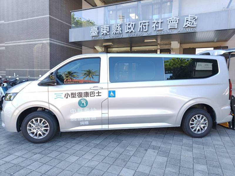 兩份善意化為行動！臺東獲贈2輛復康巴士 無礙交通添助力