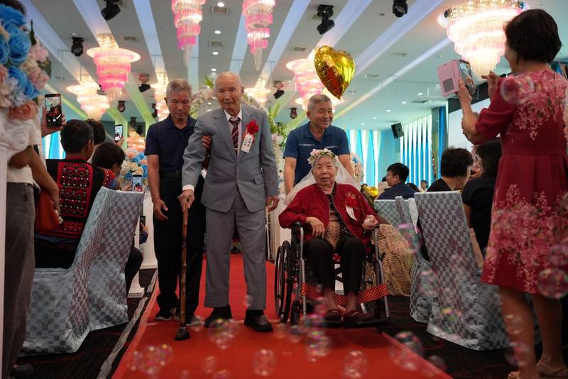 「山河同壽 愛永如鑽」重陽敬老鑽石婚表揚大會 37對鑽石佳偶連袂出席慶祝