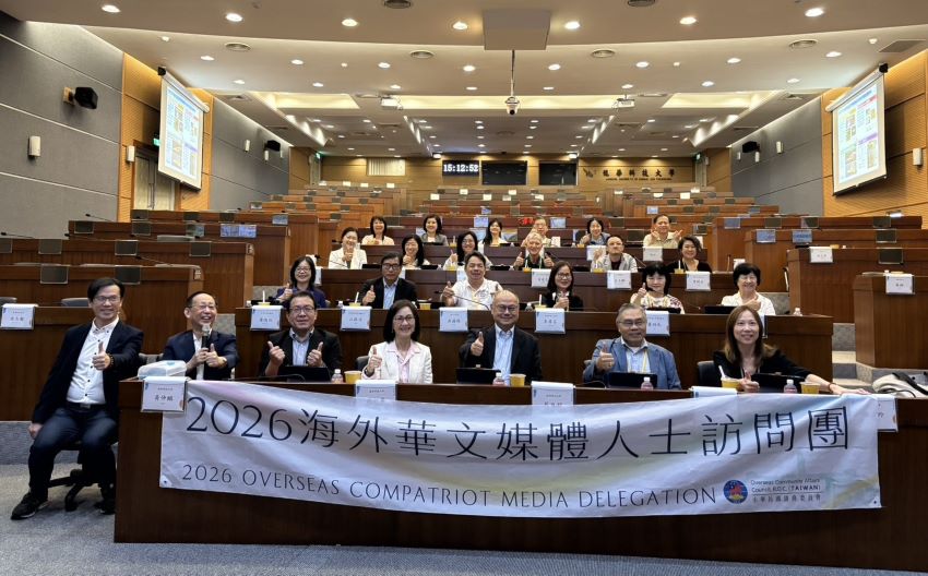 海外華媒參訪龍華科大 見證AI與半導體人才培育實力 54 《圖說》來自美洲、歐洲、大洋洲、非洲及亞洲近20位國際華文媒體代表參訪龍華科技大學,深入了解AI、半導體及智慧製造人才培育成果,對龍華高度貼近產業需求的實作教學模式給予高度肯定。〈龍華科大提供〉