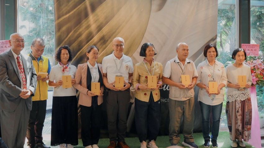 覺行寺福田計畫六週年感恩會 證達上人勉勵弘法利生 37 《圖說》覺行佛教協會鄭孟豪會長(左)授證表揚長期發心護持的福田委員。〈覺行佛教協會提供〉