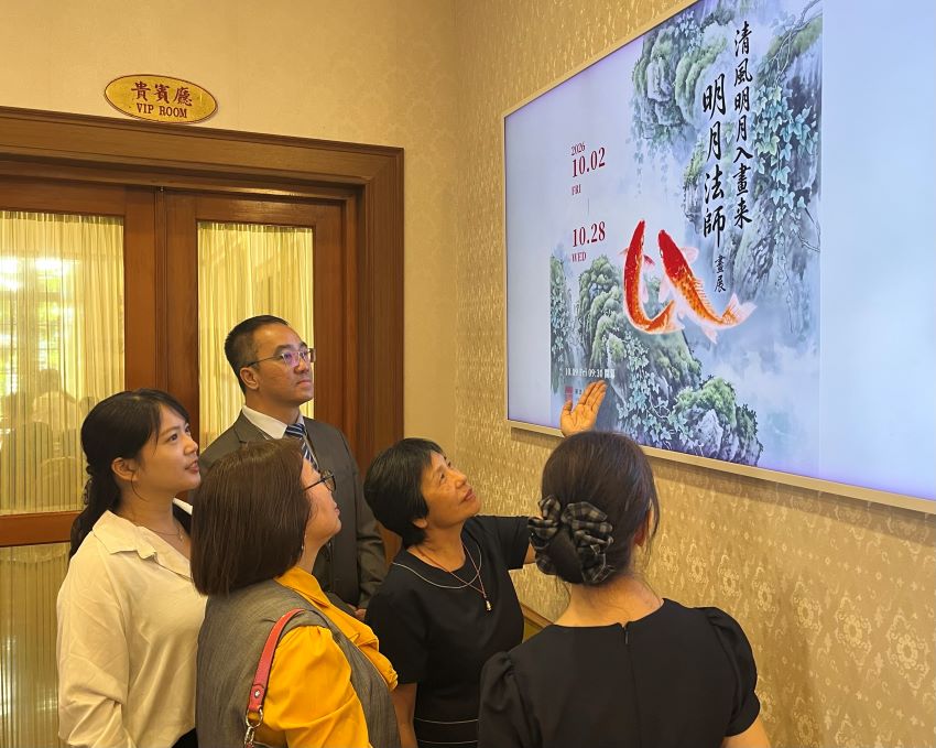 覺行寺福田計畫六週年感恩會 證達上人勉勵弘法利生 39 《圖說》六週年感恩會結合「明月法師—國畫藝術展」,展現佛教「工巧明」繪畫,吸引現場貴賓駐足欣賞。〈覺行佛教協會提供〉