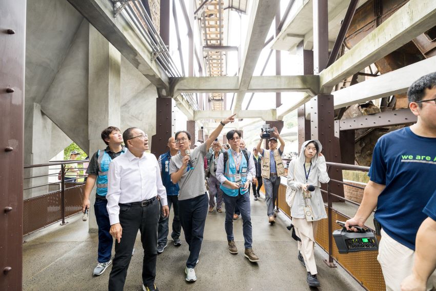 翻車機、煤斗車重現礦業風華 猴硐瑞三整煤廠二期啟用 26 《圖說》觀旅局長楊宗珉〈左二〉導覽整煤廠,為市長侯友宜說明猴硐礦業發展軌跡。〈觀旅局提供〉