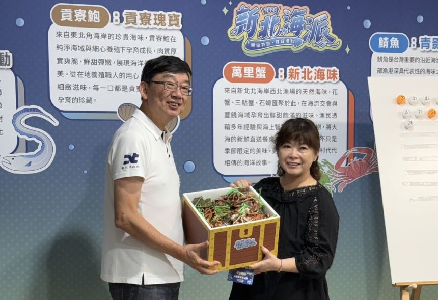 富基漁港席開40桌海派宴 雙十連假品萬里蟹、抽機車 15 《圖說》農業局長諶錫輝抽出價值5000元的萬里蟹禮盒送給幸運民眾。〈漁業處提供〉