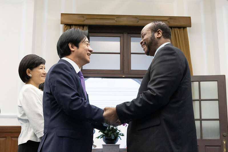 總統及副總統接受各國慶賀團及駐臺使節致賀雙十國慶