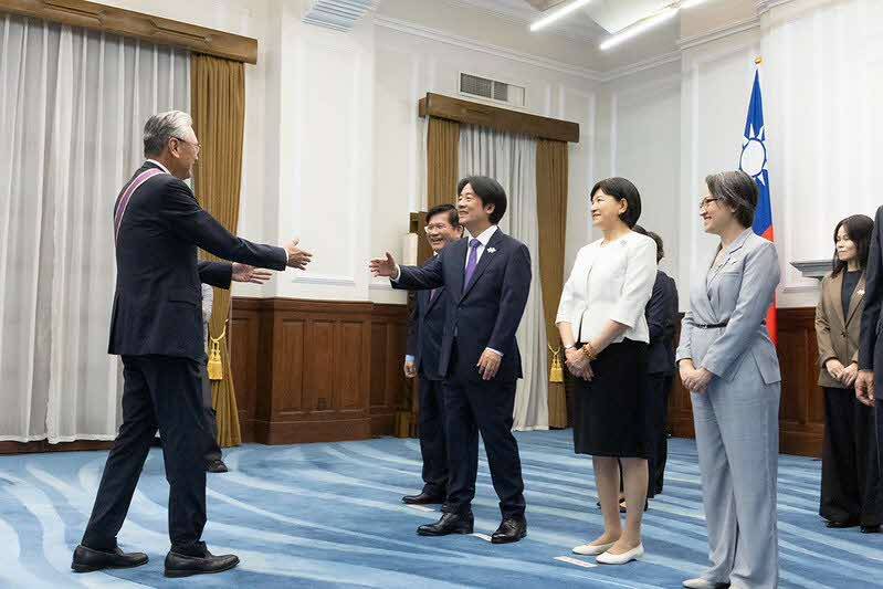 總統及副總統接受各國慶賀團及駐臺使節致賀雙十國慶