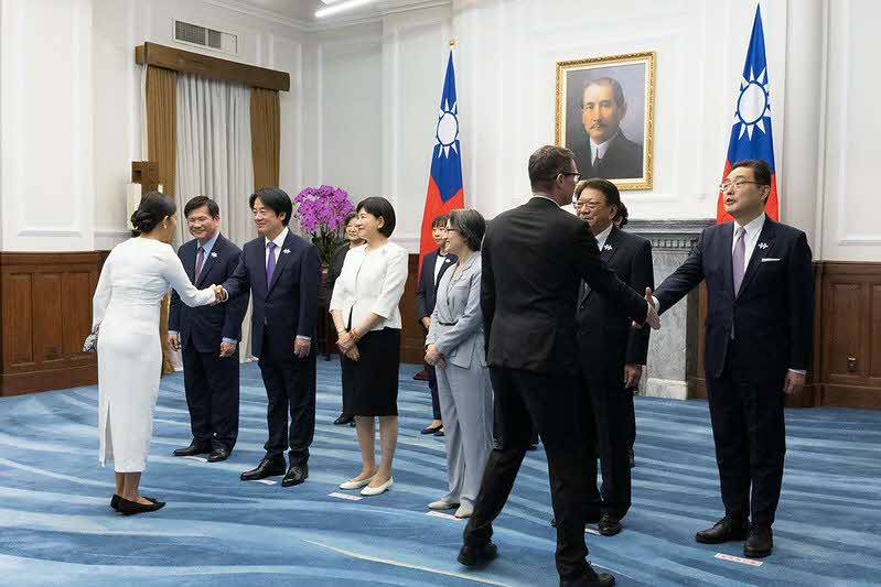 總統及副總統接受各國慶賀團及駐臺使節致賀雙十國慶