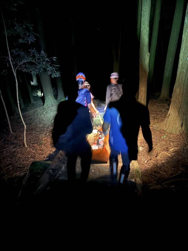 南庄消防分隊夜間出動加里山救援 姊弟未攜照明裝備受困山區