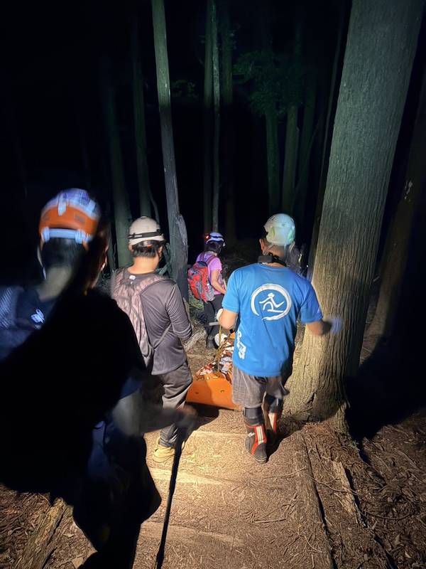 南庄消防分隊夜間出動加里山救援 姊弟未攜照明裝備受困山區