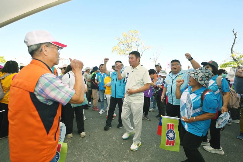 苗栗救國團舉辦「愛我苗栗」健行       縣長鍾東錦到場祝賀國家生日快樂