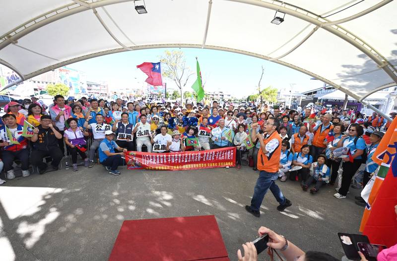 苗栗救國團舉辦「愛我苗栗」健行       縣長鍾東錦到場祝賀國家生日快樂