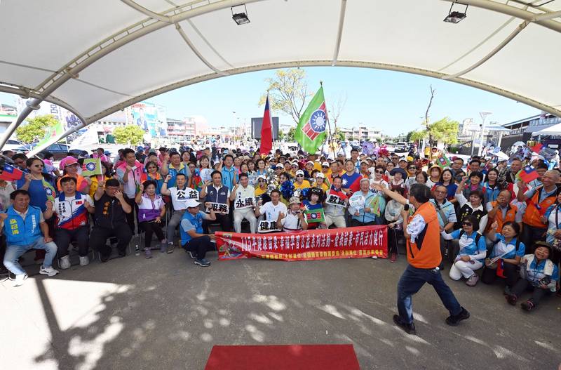 苗栗救國團舉辦「愛我苗栗」健行       縣長鍾東錦到場祝賀國家生日快樂
