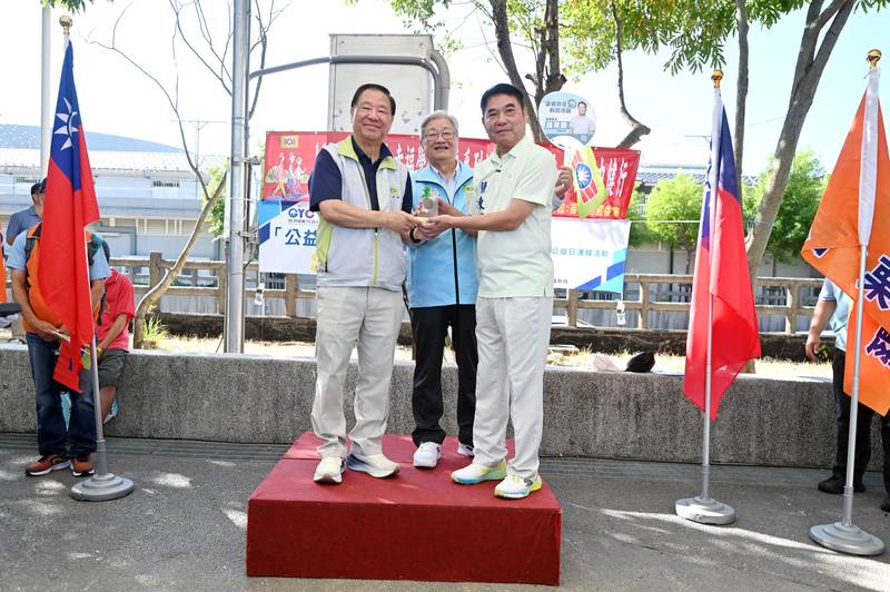 苗栗救國團舉辦「愛我苗栗」健行       縣長鍾東錦到場祝賀國家生日快樂
