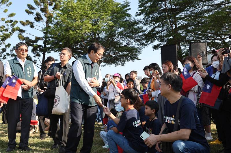 黃偉哲與市民歡慶雙十國慶 攜手邁向永續宜居台南