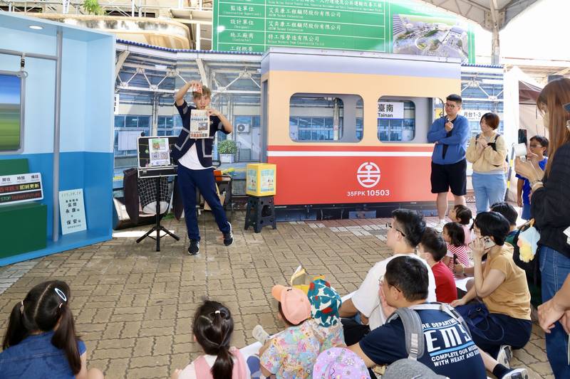 黃偉哲化身台南火車站一日站長 迎鐵路地下化10月17日通車