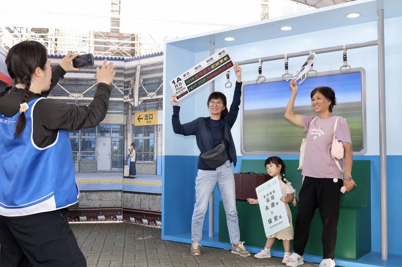 黃偉哲化身台南火車站一日站長 迎鐵路地下化10月17日通車