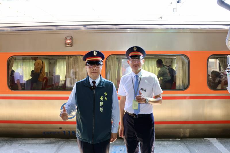 黃偉哲化身台南火車站一日站長 迎鐵路地下化10月17日通車