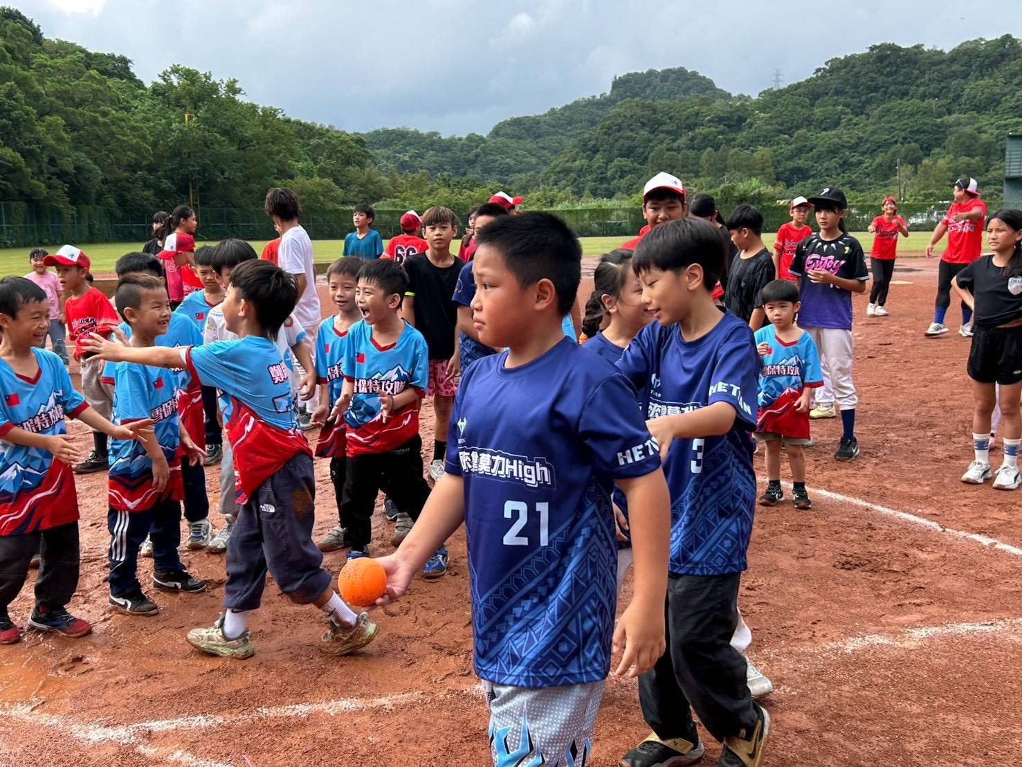 小選手準備傳接球
