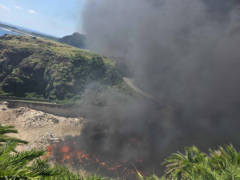 綠島垃圾衛生掩埋場火警 臺東縣消防局啟動陸空聯合搶救 火勢已獲控制