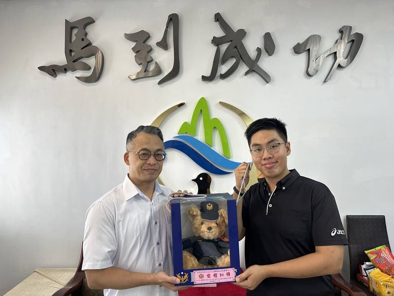 三警榮調展開新篇章　成功分局長贈紀念品祝福同仁鵬程萬里