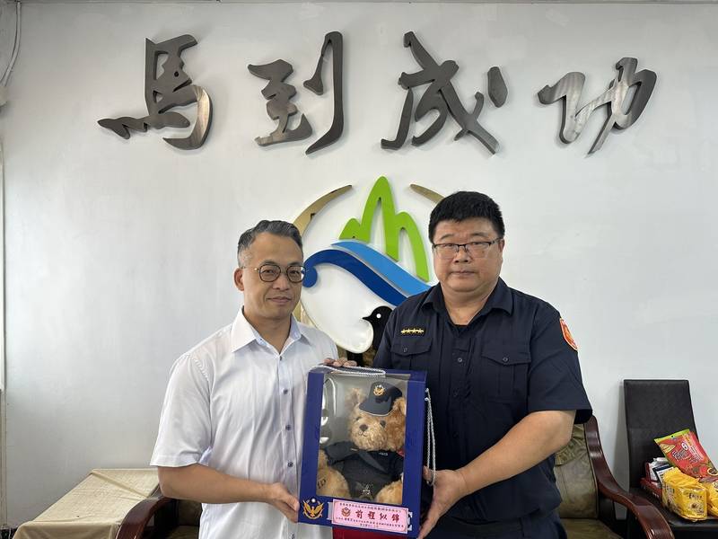 三警榮調展開新篇章　成功分局長贈紀念品祝福同仁鵬程萬里