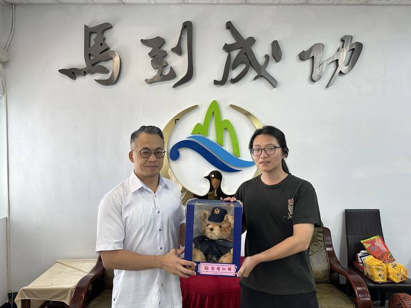三警榮調展開新篇章　成功分局長贈紀念品祝福同仁鵬程萬里