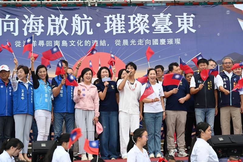 台東2,500人齊聚升旗迎國慶！饒慶鈴與鄉親同賀雙十