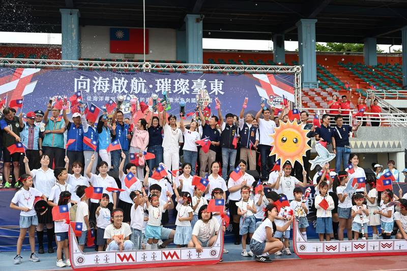 台東2,500人齊聚升旗迎國慶！饒慶鈴與鄉親同賀雙十