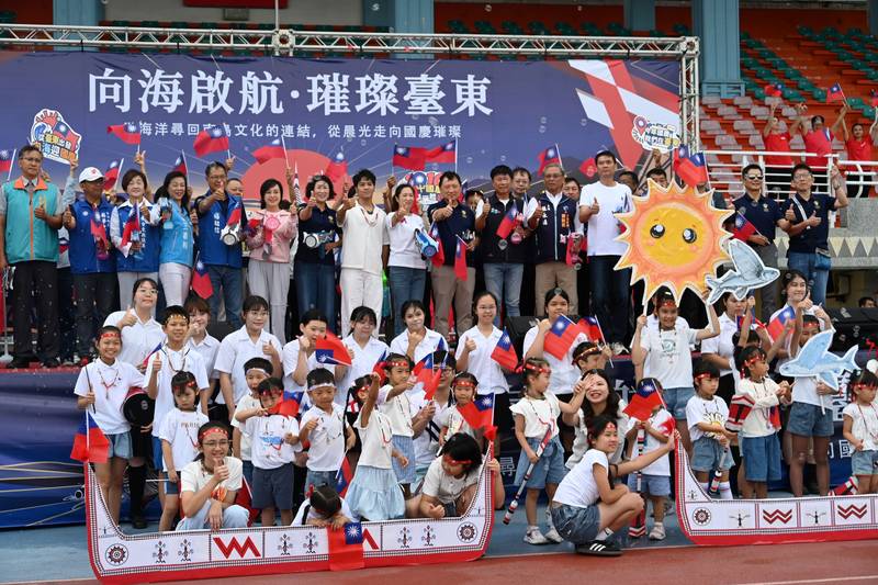 台東2,500人齊聚升旗迎國慶！饒慶鈴與鄉親同賀雙十