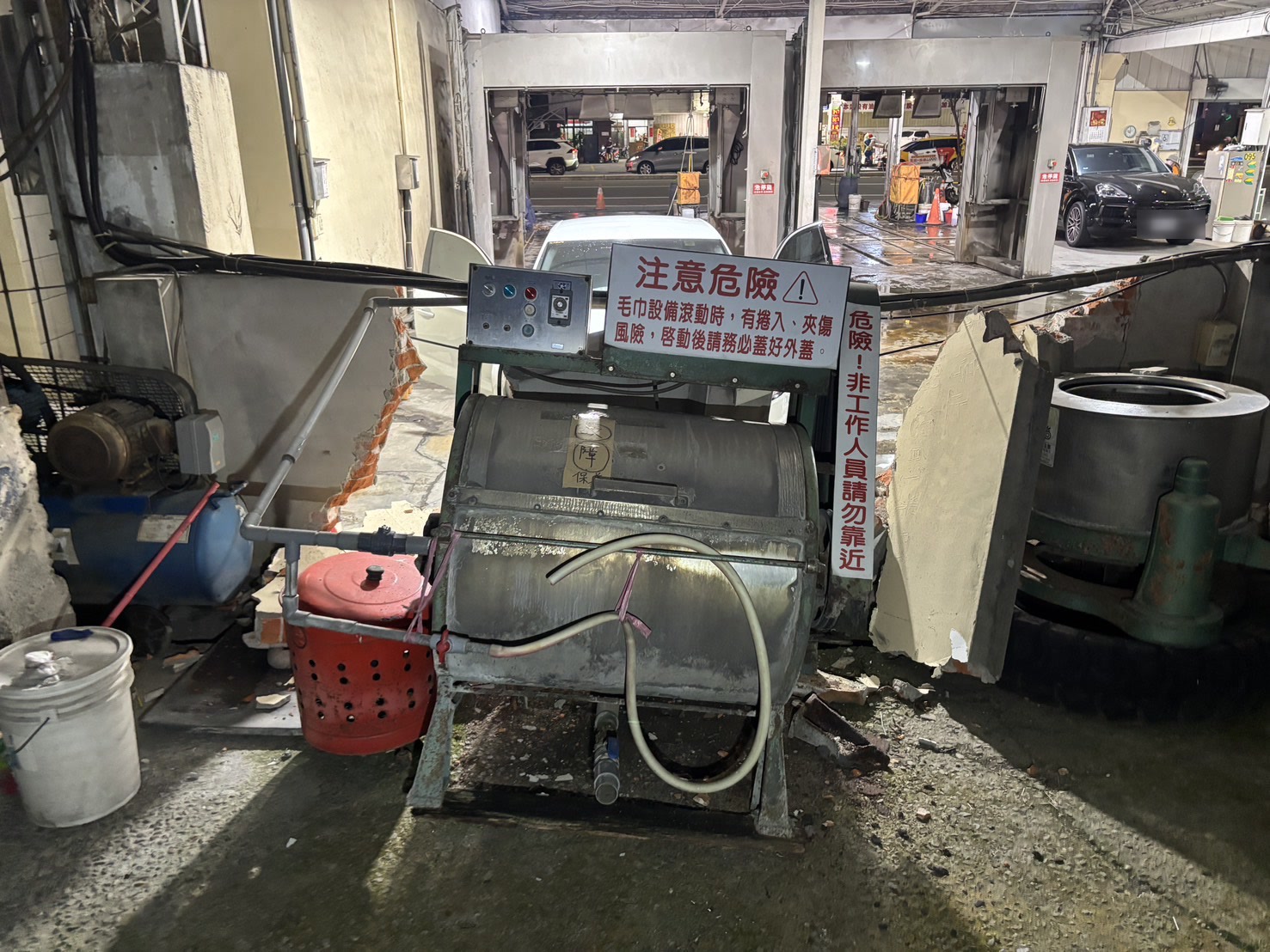 圍牆倒塌壓向洗車場內設備