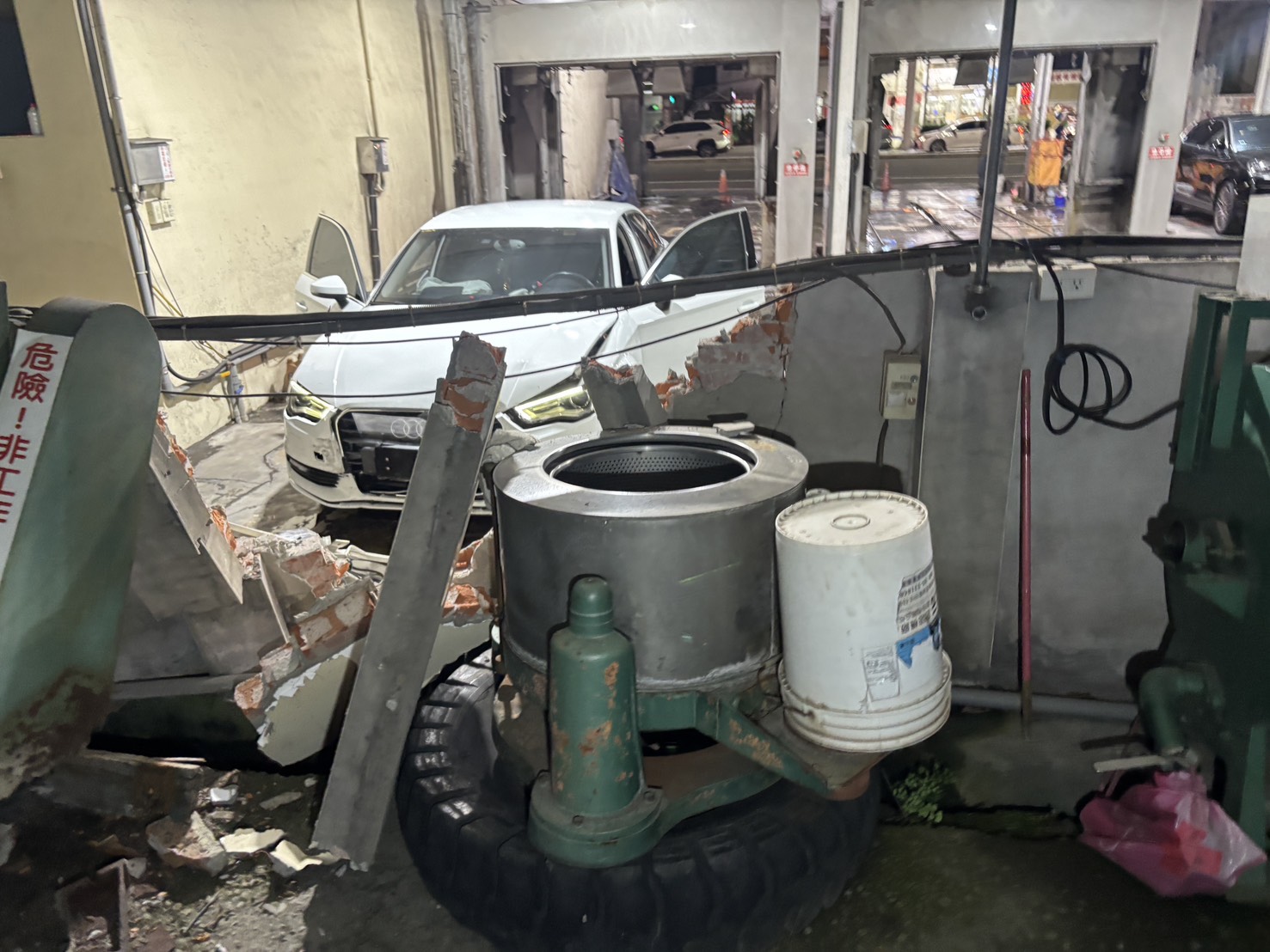 肇事車輛車頭毀損