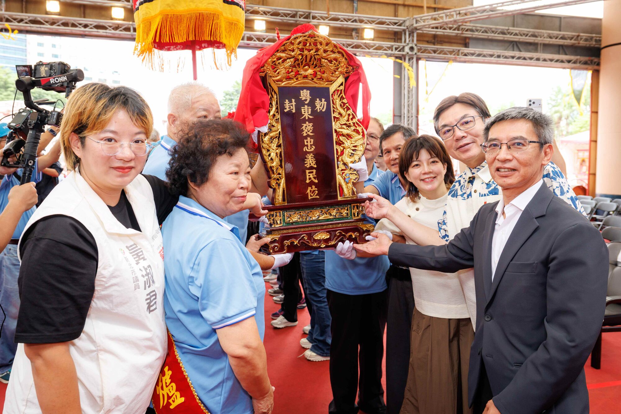 新北客家義民爺文化祭國慶開幕 明千人挑擔踩街 35 《圖說》客委會主任秘書吳克能、新北市副市長劉和然〈右二〉、新北市客家局長劉冠吟〈右三〉、新北市客家文藝交流協會榮譽理事長鍾昀叡、新北市議員黃淑君〈左一〉,恭迎義民爺上神龕。〈客家局提供〉