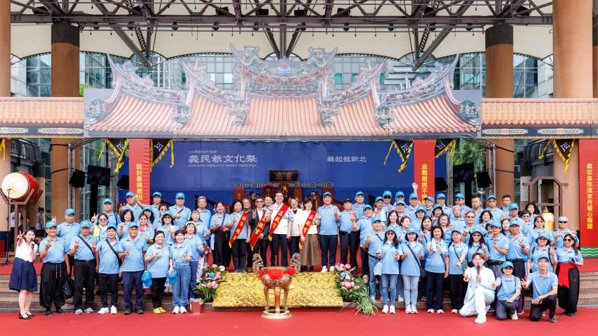 新北客家義民爺文化祭國慶開幕 明千人挑擔踩街 36 《圖說》新北市客家義民爺文化祭開幕安座大典合影。〈客家局提供〉