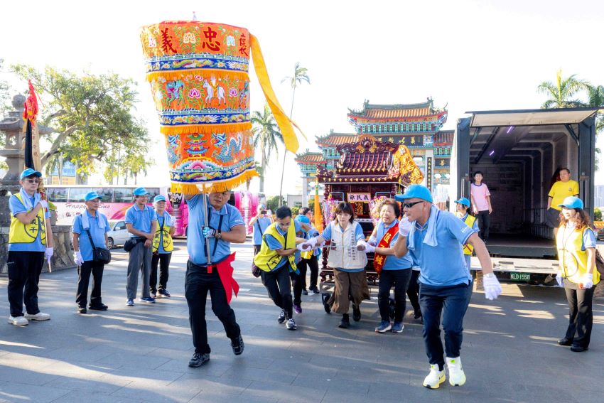 新北客家義民爺文化祭國慶開幕 明千人挑擔踩街 38 《圖說》客家局長劉冠吟(中) 恭迎義民爺聖駕返回新北市。〈客家局提供〉
