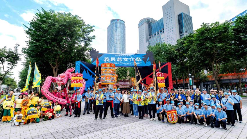 新北客家義民爺文化祭國慶開幕 明千人挑擔踩街 37 《圖說》義民爺聖駕遶境祈福抵達新北市政府,展開為期三天文化祭盛會。〈客家局提供〉