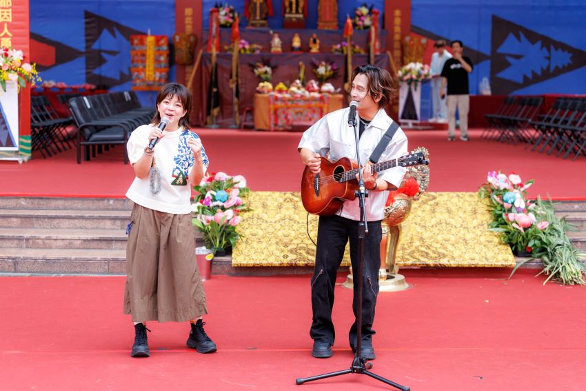 新北客家義民爺文化祭國慶開幕 明千人挑擔踩街 39 《圖說》客家局長劉冠吟與金曲獎最佳客語歌手羅文裕於安座大典合唱。〈客家局提供〉