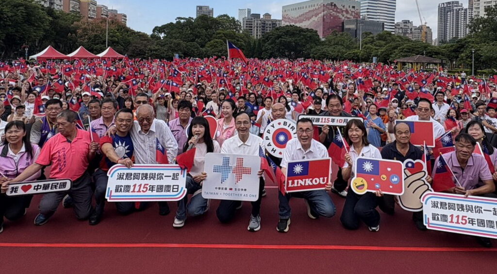 李四川合體侯友宜、朱立倫國慶升旗 鄉親相約「明年跟川伯市長一起升旗」 5 S 75448491