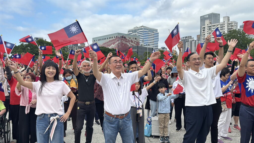 李四川合體侯友宜、朱立倫國慶升旗 鄉親相約「明年跟川伯市長一起升旗」 6 S 75448493