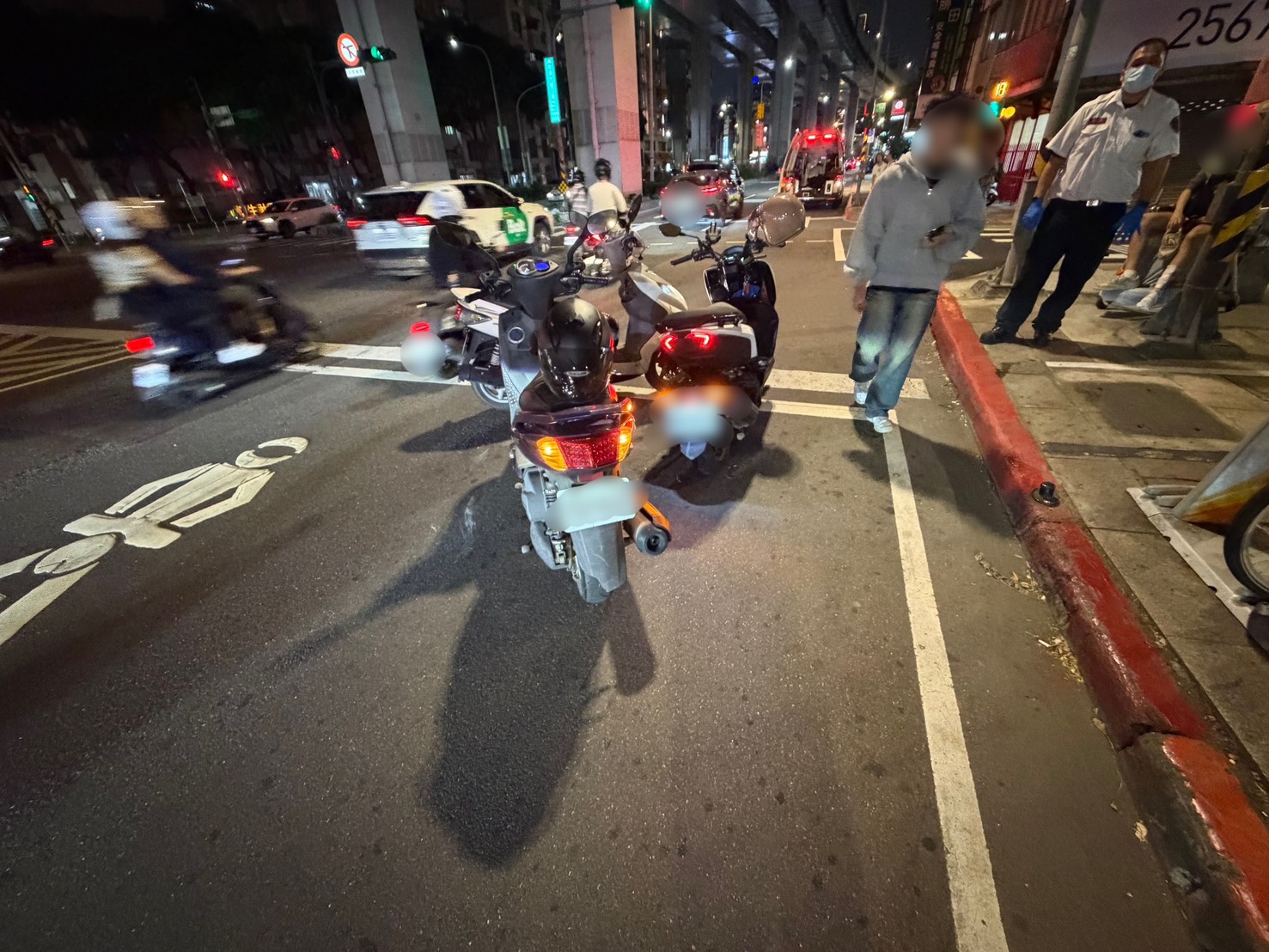 市民大道建國北路口機車追撞現場