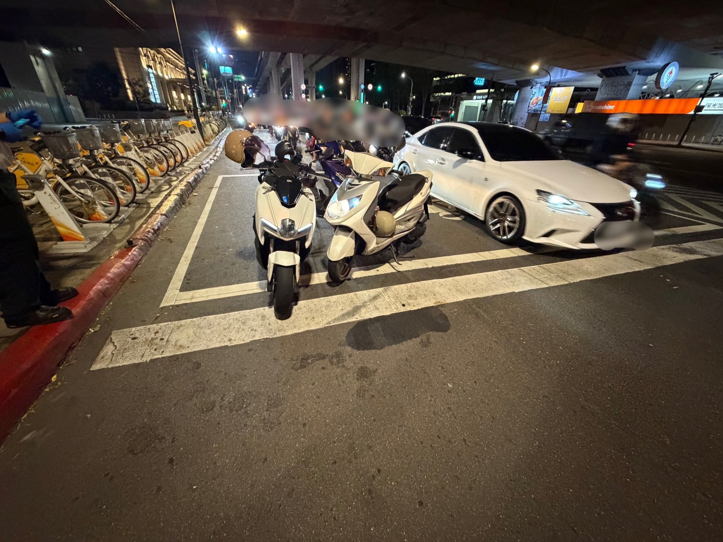 事故機車停於路口機車停等區
