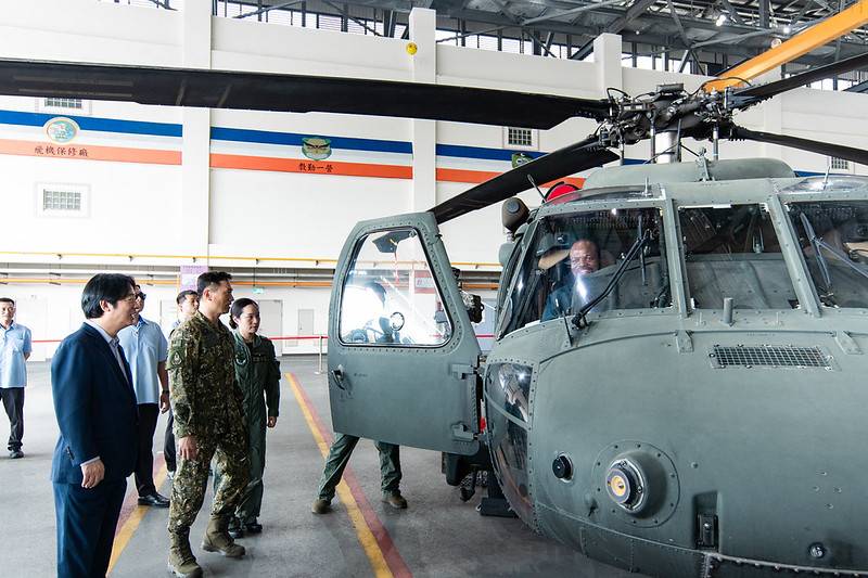 總統陪同恩史瓦帝三世國王參訪陸軍飛訓部　盼深化雙邊合作、兩國邦誼更加穩固