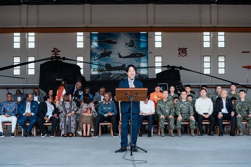 總統陪同恩史瓦帝三世國王參訪陸軍飛訓部　盼深化雙邊合作、兩國邦誼更加穩固