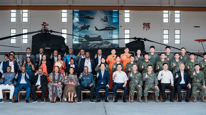 總統陪同恩史瓦帝三世國王參訪陸軍飛訓部　盼深化雙邊合作、兩國邦誼更加穩固