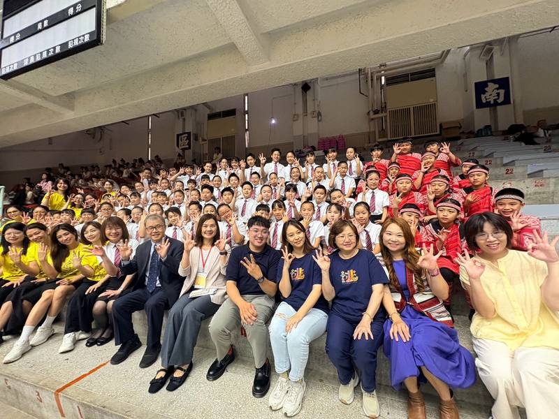 青春齊聚國慶舞臺 學生展現多元文化與創意活力 教育部部長慰勉國慶參演師生