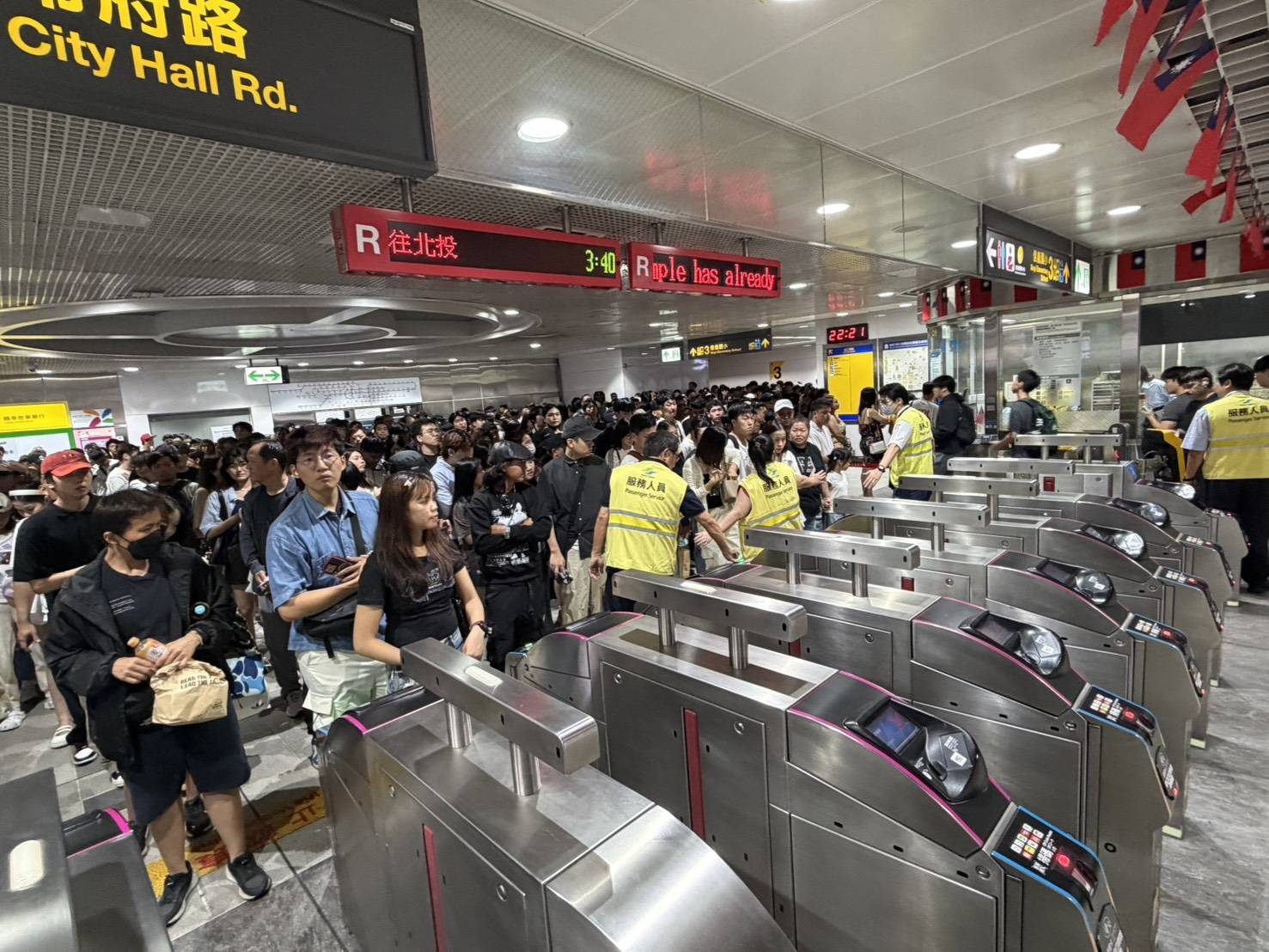 國慶多項活動帶動旅運需求 國慶日運量刷新歷年新高達213萬人次 全系統加發29趟次列車 感謝所有旅客配合及同仁辛勞