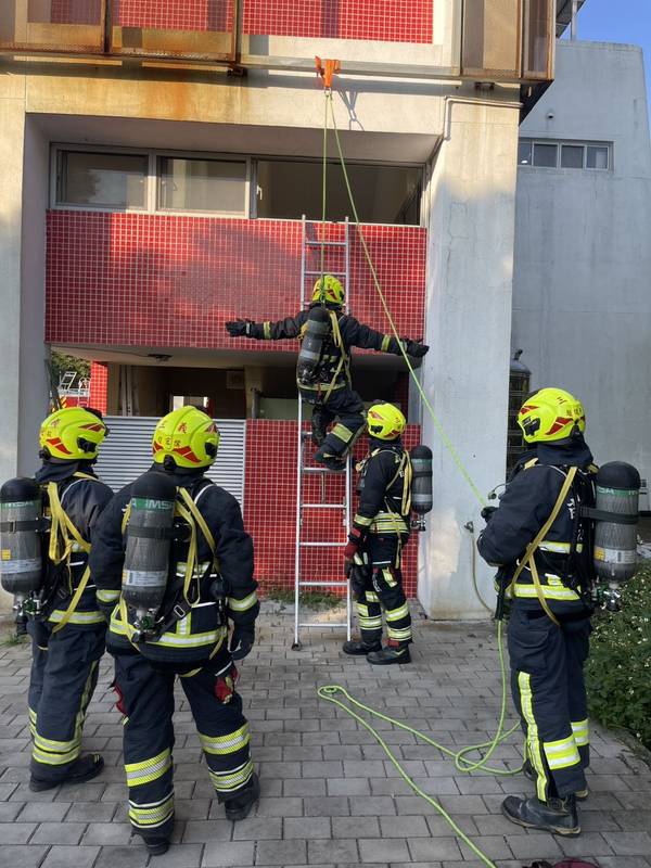 三義消防強化火場搶救戰技 架梯破窗訓練提升救援效能