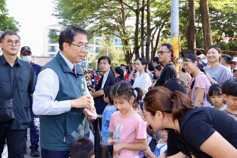 水交社晴空大遊行歡慶雙十 黃偉哲邀親子體驗眷村文化