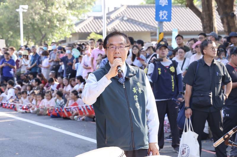 水交社晴空大遊行歡慶雙十 黃偉哲邀親子體驗眷村文化