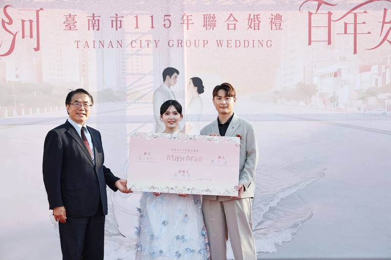 台南聯合婚禮百年運河畔登場 黃偉哲為50對新人證婚