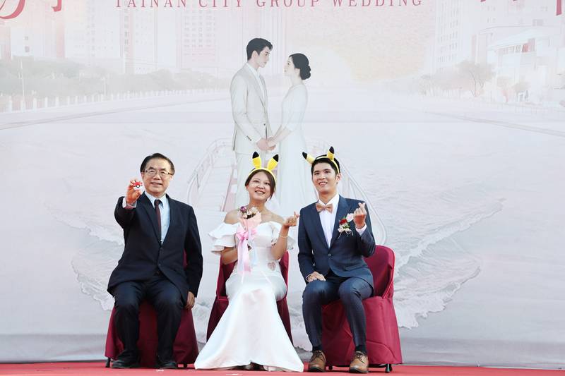 台南聯合婚禮百年運河畔登場 黃偉哲為50對新人證婚