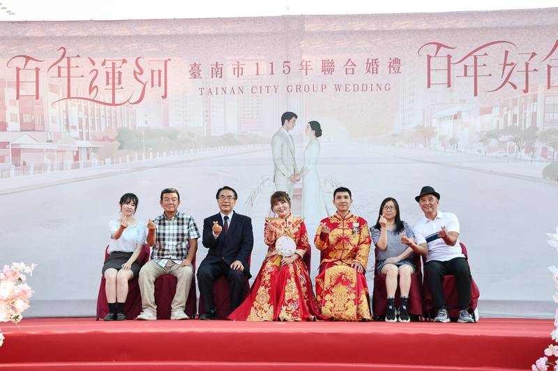 台南聯合婚禮百年運河畔登場 黃偉哲為50對新人證婚